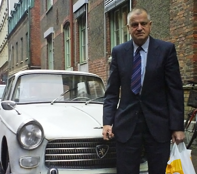 Carl Carlsson outside Nordhemspolikliknen, November 2011